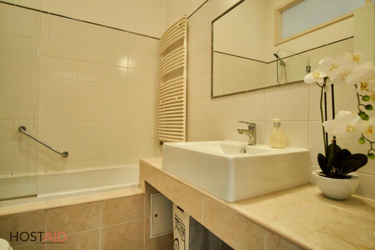 M52 Apartment - Hostaid ブダペスト エクステリア 写真
